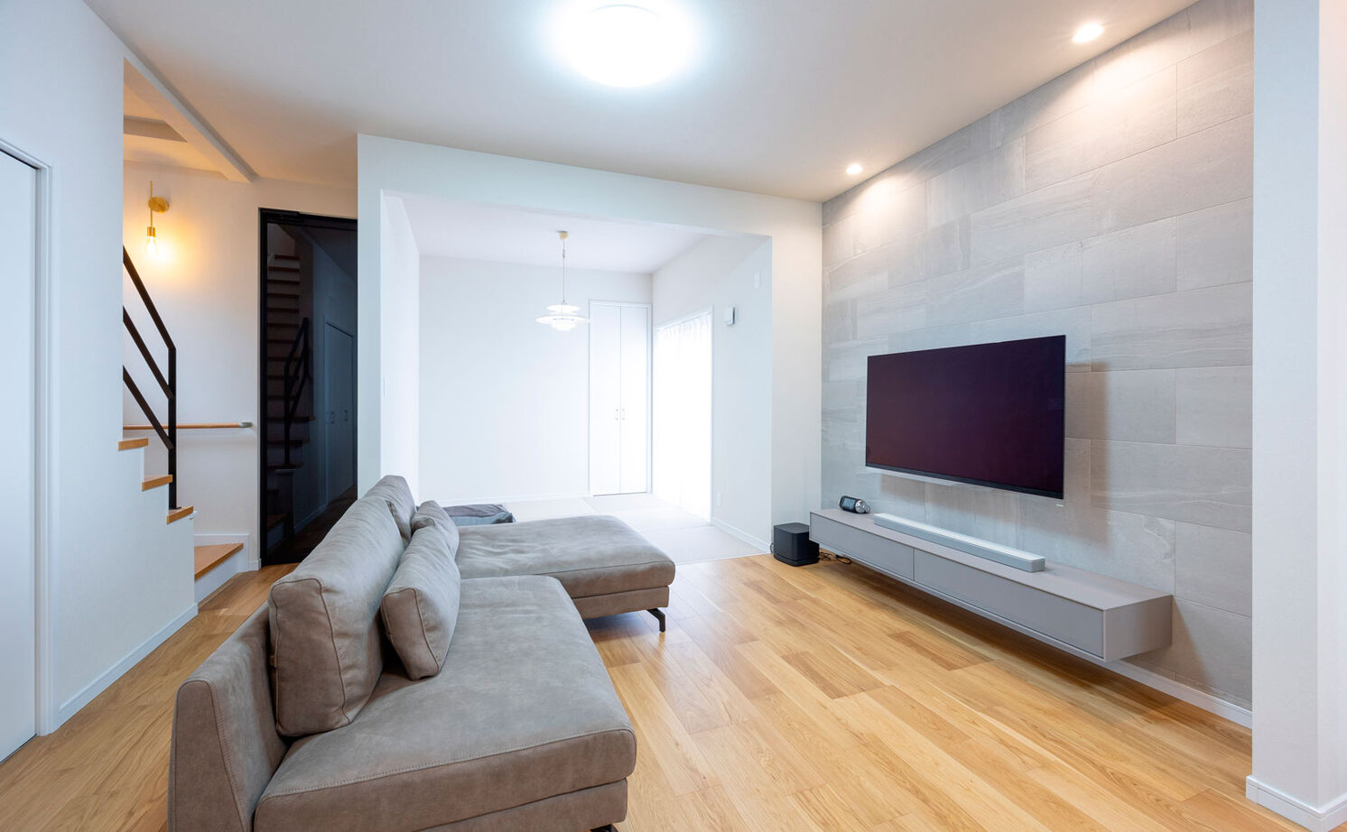 フォーシステムカンパニー 【大阪府/1756万円/間取り図有/長期優良】木目調×グレーでまとめたナチュラルモダンな愛犬と暮らす家の建築実例画像6