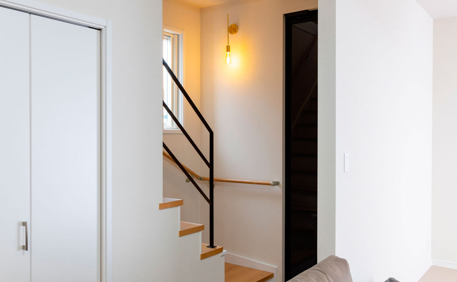 フォーシステムカンパニー 【大阪府/1756万円/間取り図有/長期優良】木目調×グレーでまとめたナチュラルモダンな愛犬と暮らす家の建築実例画像7