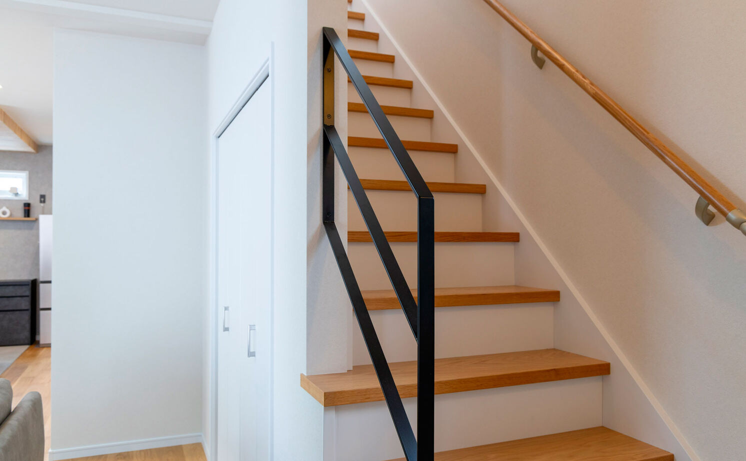 フォーシステムカンパニー 【大阪府/1756万円/間取り図有/長期優良】木目調×グレーでまとめたナチュラルモダンな愛犬と暮らす家の建築実例画像8