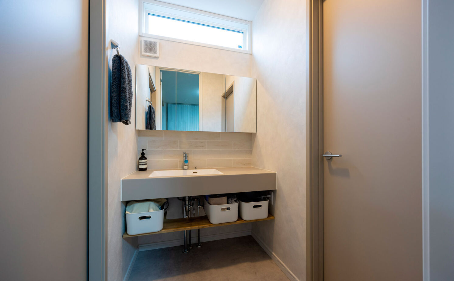 フォーシステムカンパニー 【大阪府/1756万円/間取り図有/長期優良】木目調×グレーでまとめたナチュラルモダンな愛犬と暮らす家の建築実例画像10