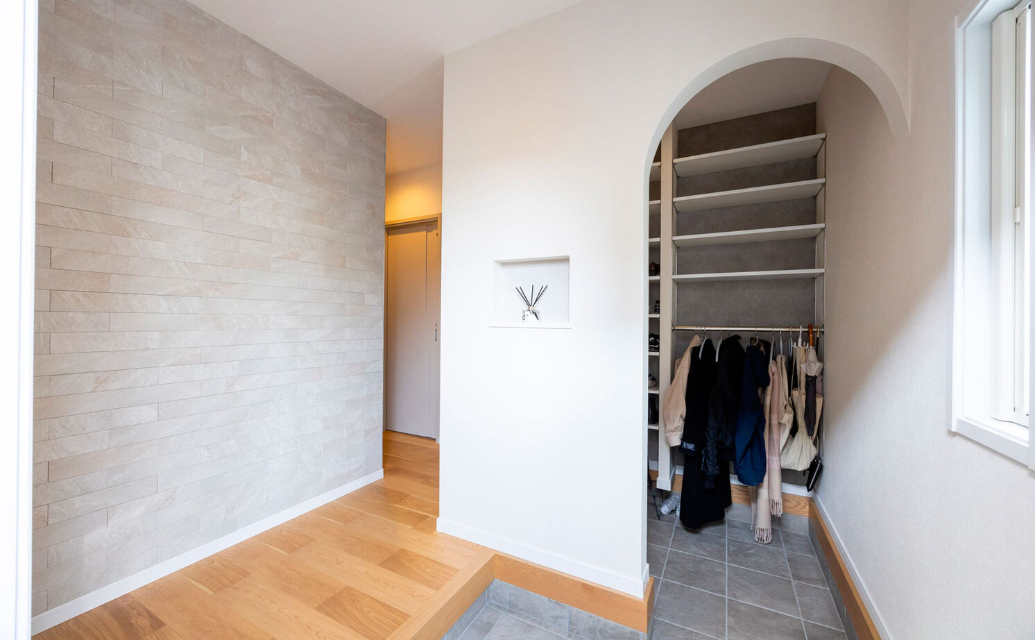 フォーシステムカンパニー 【大阪府/1756万円/間取り図有/長期優良】木目調×グレーでまとめたナチュラルモダンな愛犬と暮らす家の建築実例画像13