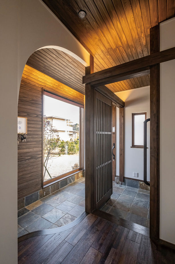 TDホーム静岡西　ウエストンホームズ 【静岡市｜二世帯住宅】三世代にやさしい天然木の高性能住宅。坪庭のあるバスルームは旅館のようの建築実例画像3