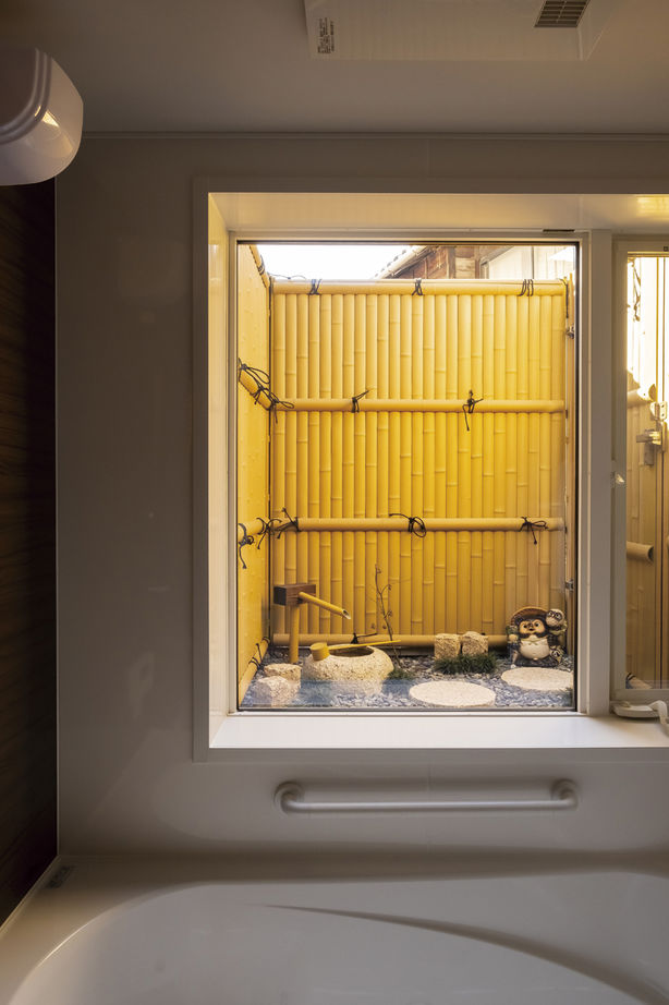 TDホーム静岡西　ウエストンホームズ 【静岡市｜二世帯住宅】三世代にやさしい天然木の高性能住宅。坪庭のあるバスルームは旅館のようの建築実例画像4