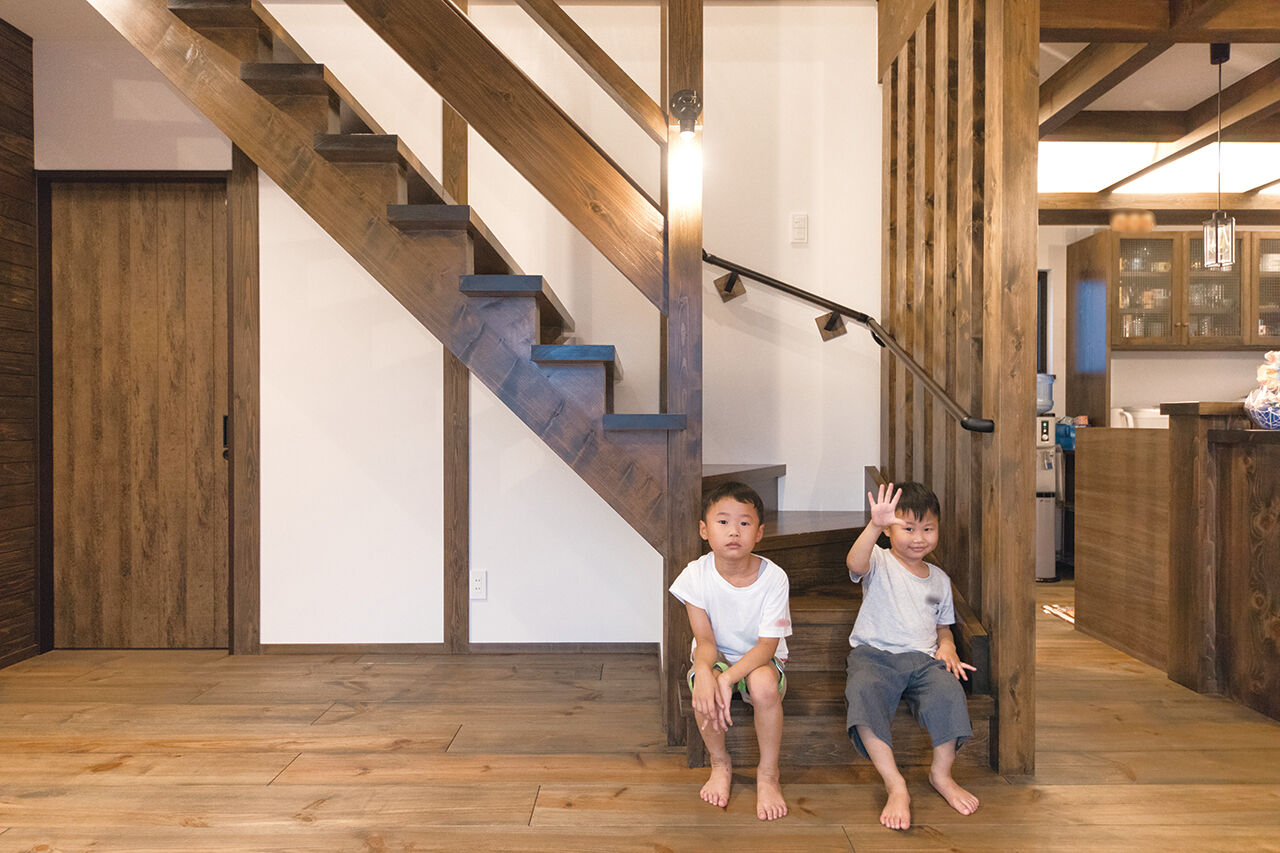 TDホーム静岡西　ウエストンホームズ 【焼津市｜2000万円台】どこか懐かしい雰囲気にほっとくつろぐ。レトロ感あふれる無垢の家の建築実例画像2