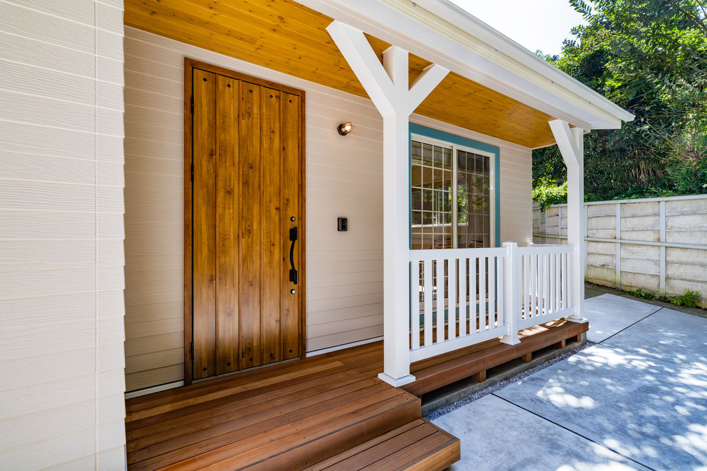 ash/佐藤工務店 【三浦郡｜1000万円台｜カバードポーチ】休暇を少しだけ豊かにする。コンパクトで特別なセカンドハウスの建築実例画像2