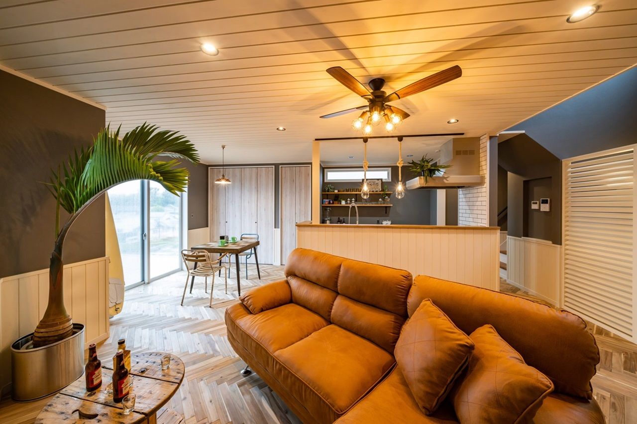 ash/佐藤工務店 【相模原市｜カバードポーチ｜二世帯住宅】間取りの工夫で、家族みんなの気配を感じられるアメリカンハウスの建築実例画像2