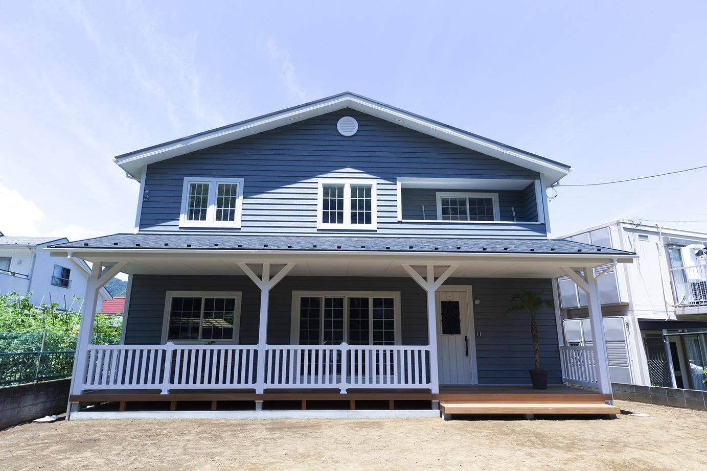 ash/佐藤工務店 【相模原市｜2000万円台｜カバードポーチ】大きな吹抜けでゆとりのある空間を楽しむアメリカンハウスの建築実例画像