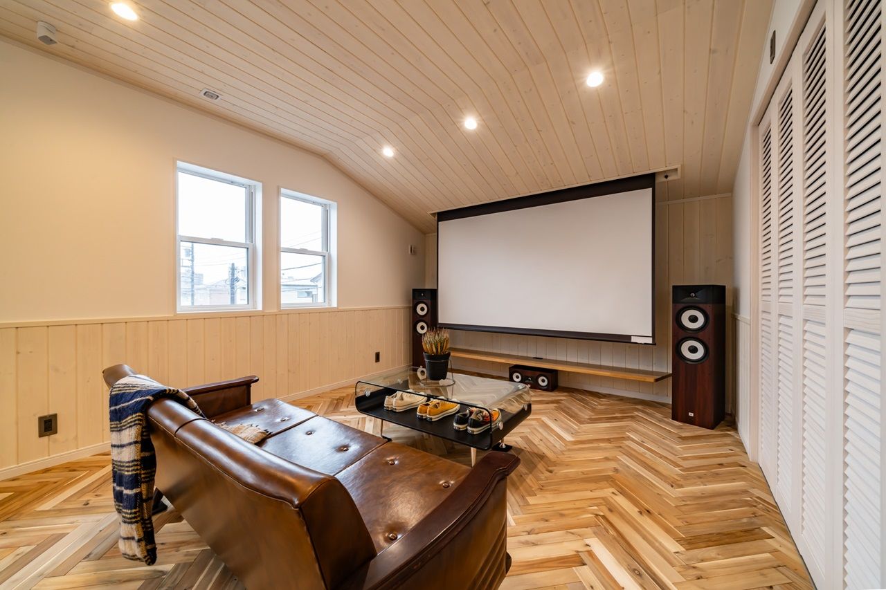 ash/佐藤工務店 【ビルトインガレージ｜カバードポーチ】リビングが映画館に！暮らしと趣味が一体となったアメリカンハウスの建築実例画像2