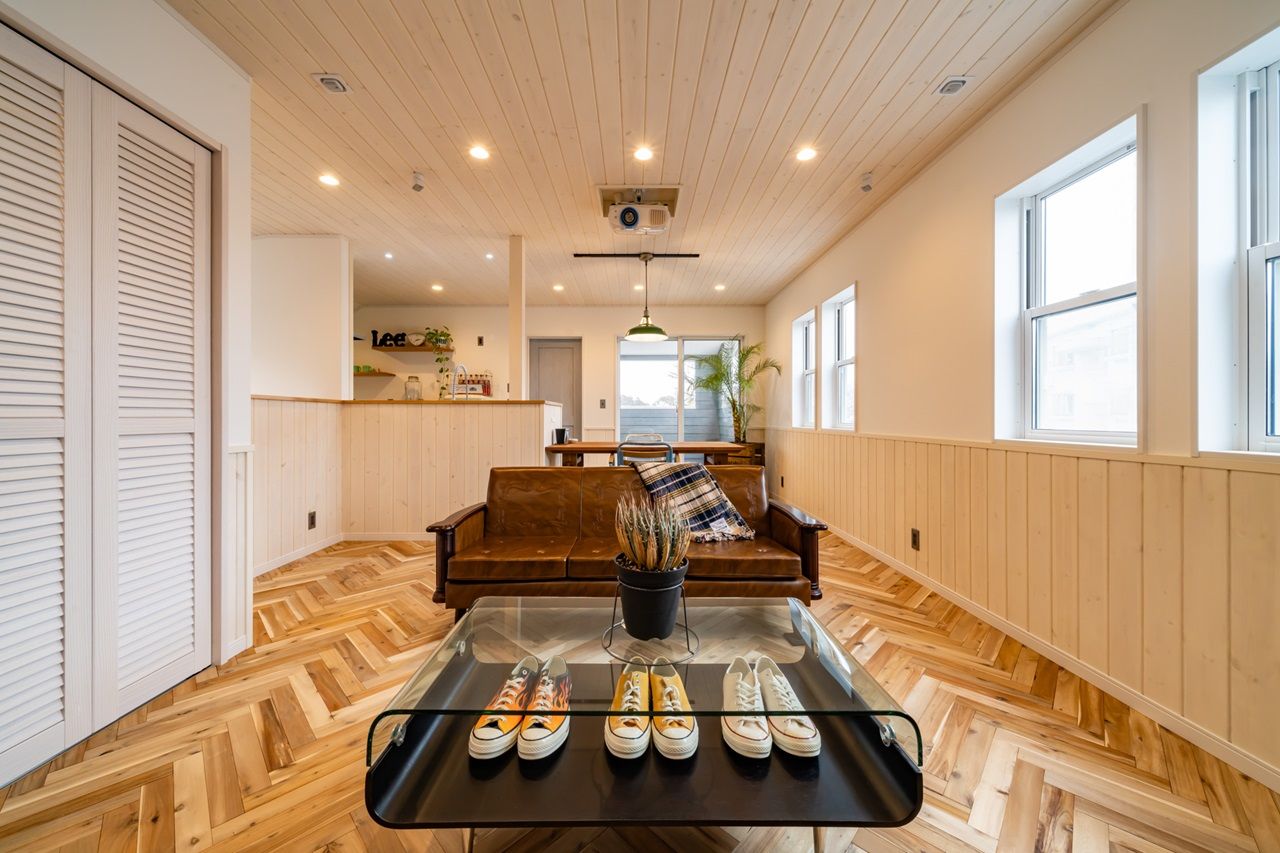 ash/佐藤工務店 【ビルトインガレージ｜カバードポーチ】リビングが映画館に！暮らしと趣味が一体となったアメリカンハウスの建築実例画像3