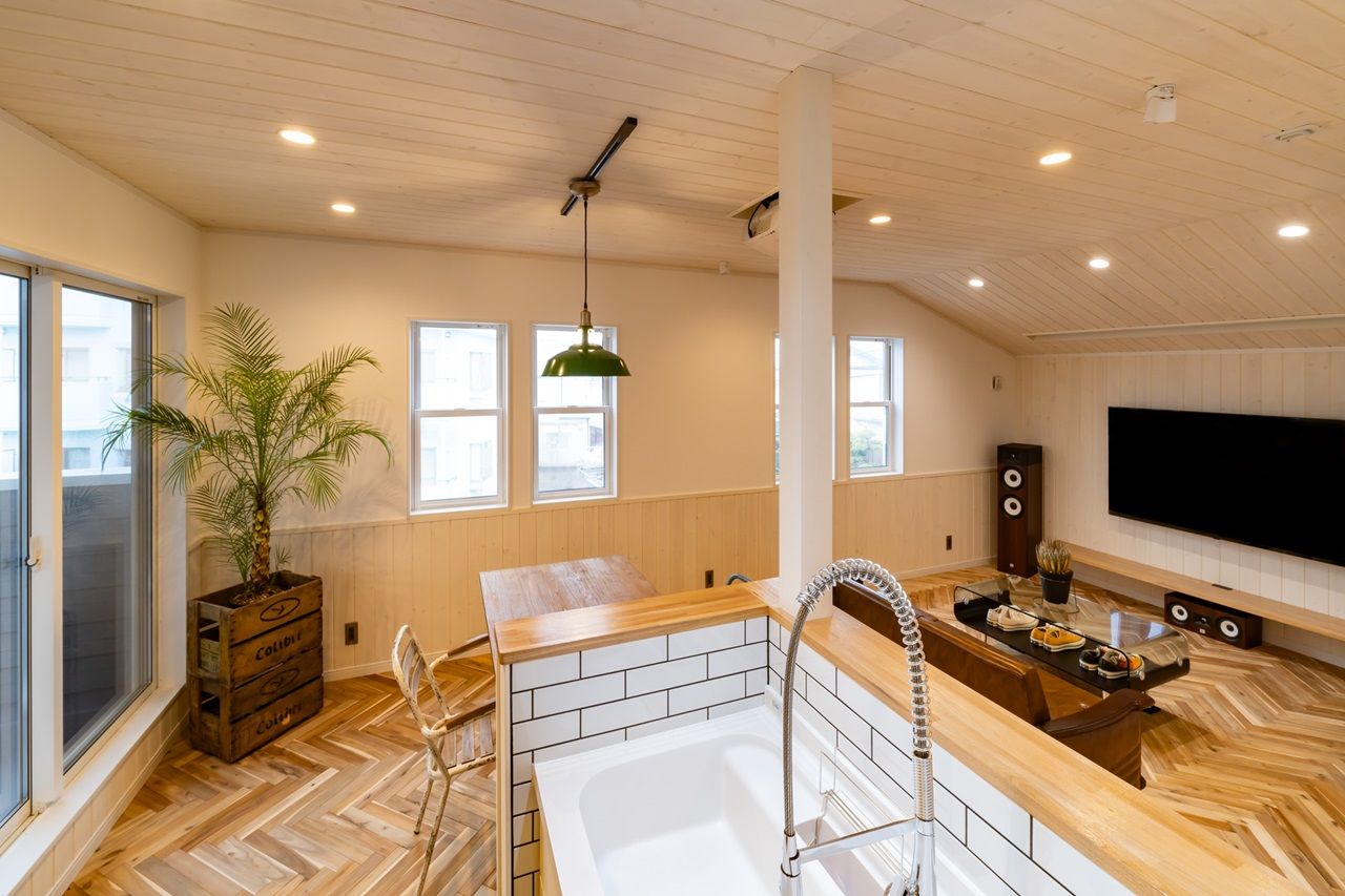 ash/佐藤工務店 【ビルトインガレージ｜カバードポーチ】リビングが映画館に！暮らしと趣味が一体となったアメリカンハウスの建築実例画像4