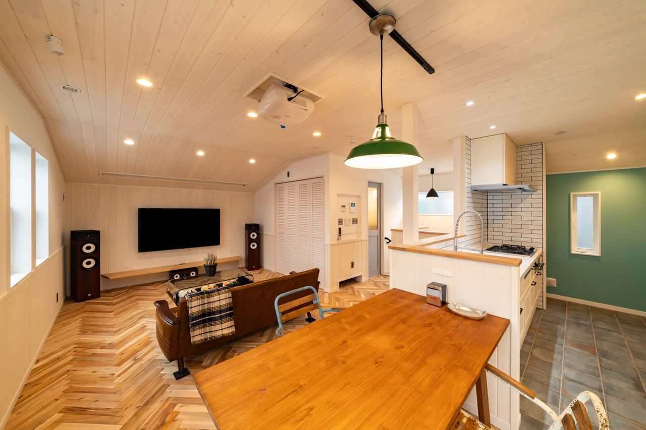 ash/佐藤工務店 【ビルトインガレージ｜カバードポーチ】リビングが映画館に！暮らしと趣味が一体となったアメリカンハウスの建築実例画像5