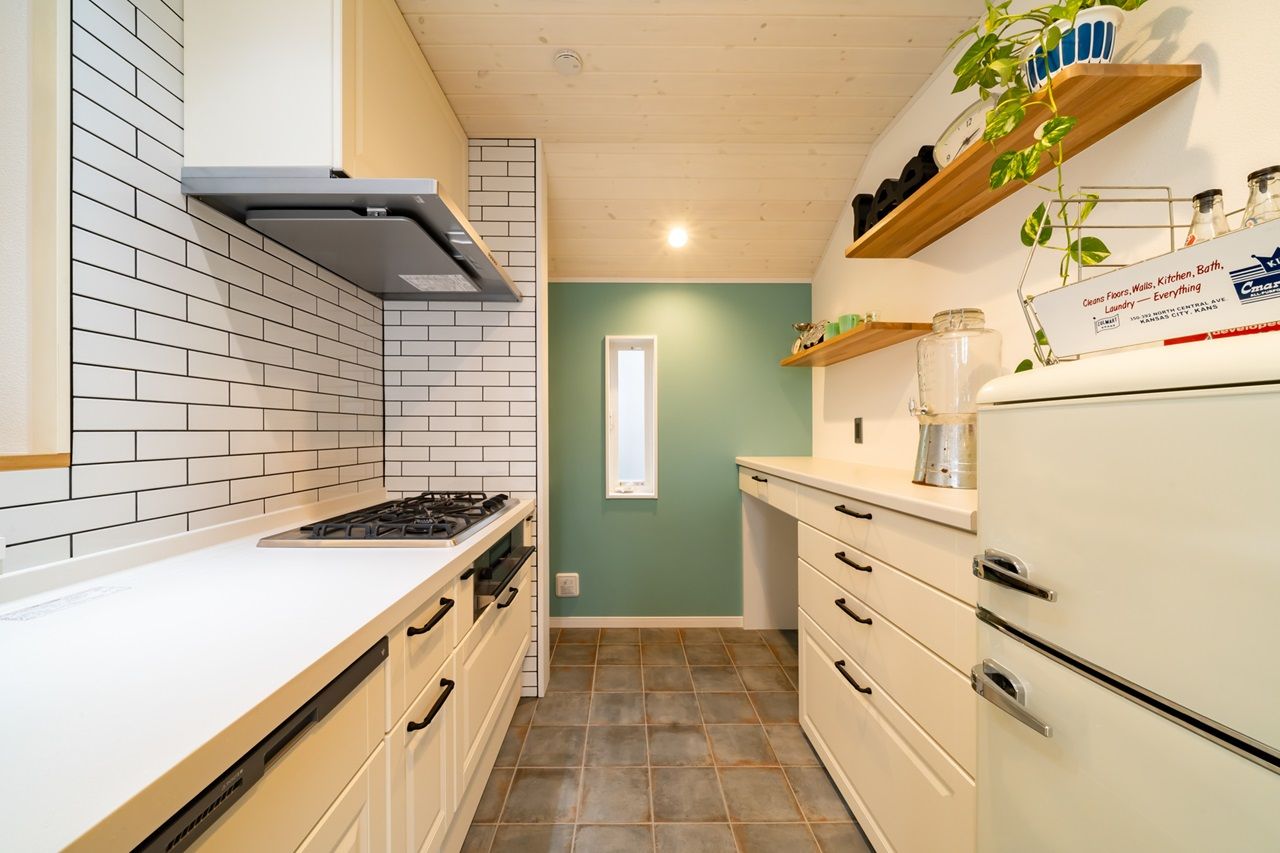 ash/佐藤工務店 【ビルトインガレージ｜カバードポーチ】リビングが映画館に！暮らしと趣味が一体となったアメリカンハウスの建築実例画像6