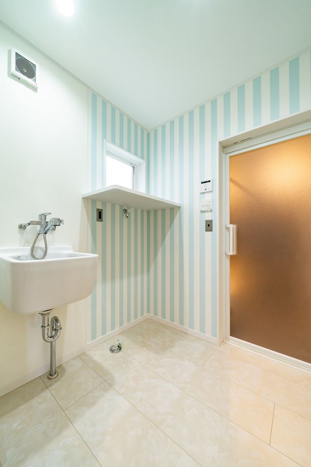 ash/佐藤工務店 【ビルトインガレージ｜カバードポーチ】リビングが映画館に！暮らしと趣味が一体となったアメリカンハウスの建築実例画像7