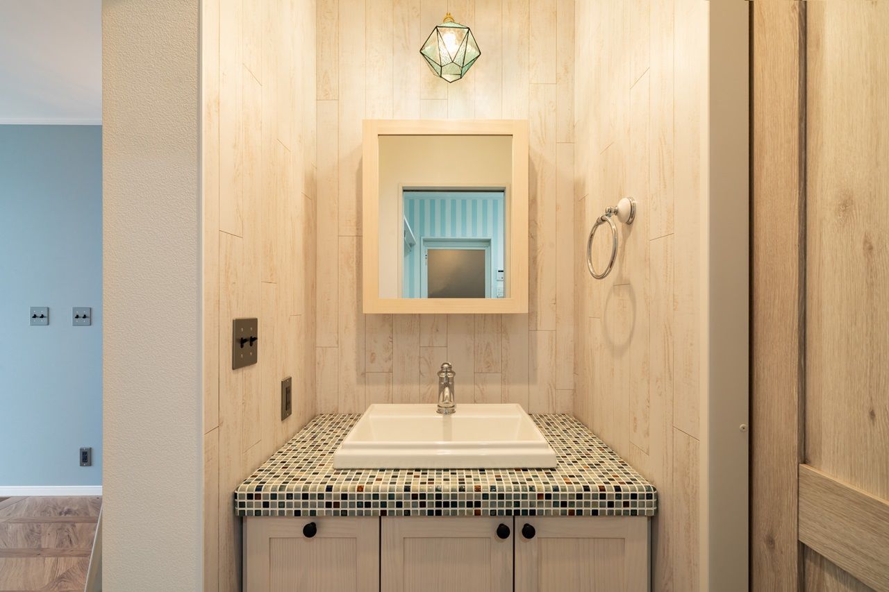 ash/佐藤工務店 【ビルトインガレージ｜カバードポーチ】リビングが映画館に！暮らしと趣味が一体となったアメリカンハウスの建築実例画像8