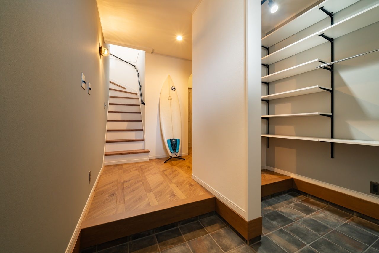 ash/佐藤工務店 【ビルトインガレージ｜カバードポーチ】リビングが映画館に！暮らしと趣味が一体となったアメリカンハウスの建築実例画像9