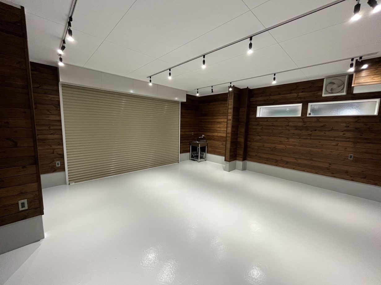 ash/佐藤工務店 【ビルトインガレージ｜カバードポーチ】リビングが映画館に！暮らしと趣味が一体となったアメリカンハウスの建築実例画像10