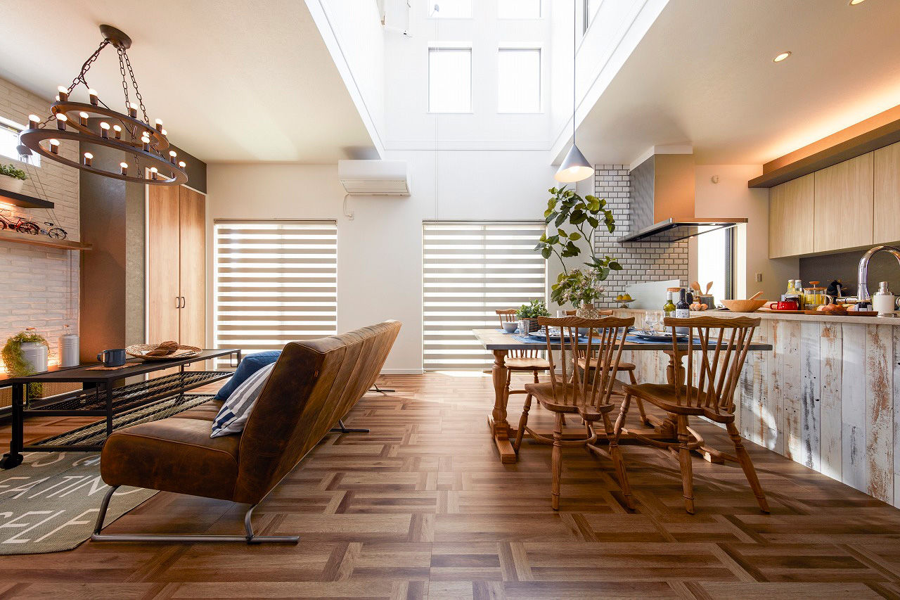 高橋開発の注文住宅 【大阪/2100万円台/2階建て/吹抜け/30坪/間取り図有】畳コーナーとLDKで20畳の自然光をたっぷり感じるお家の建築実例画像1