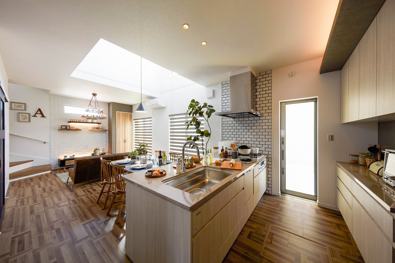 高橋開発の注文住宅 【大阪/2100万円台/2階建て/吹抜け/30坪/間取り図有】畳コーナーとLDKで20畳の自然光をたっぷり感じるお家の建築実例画像2