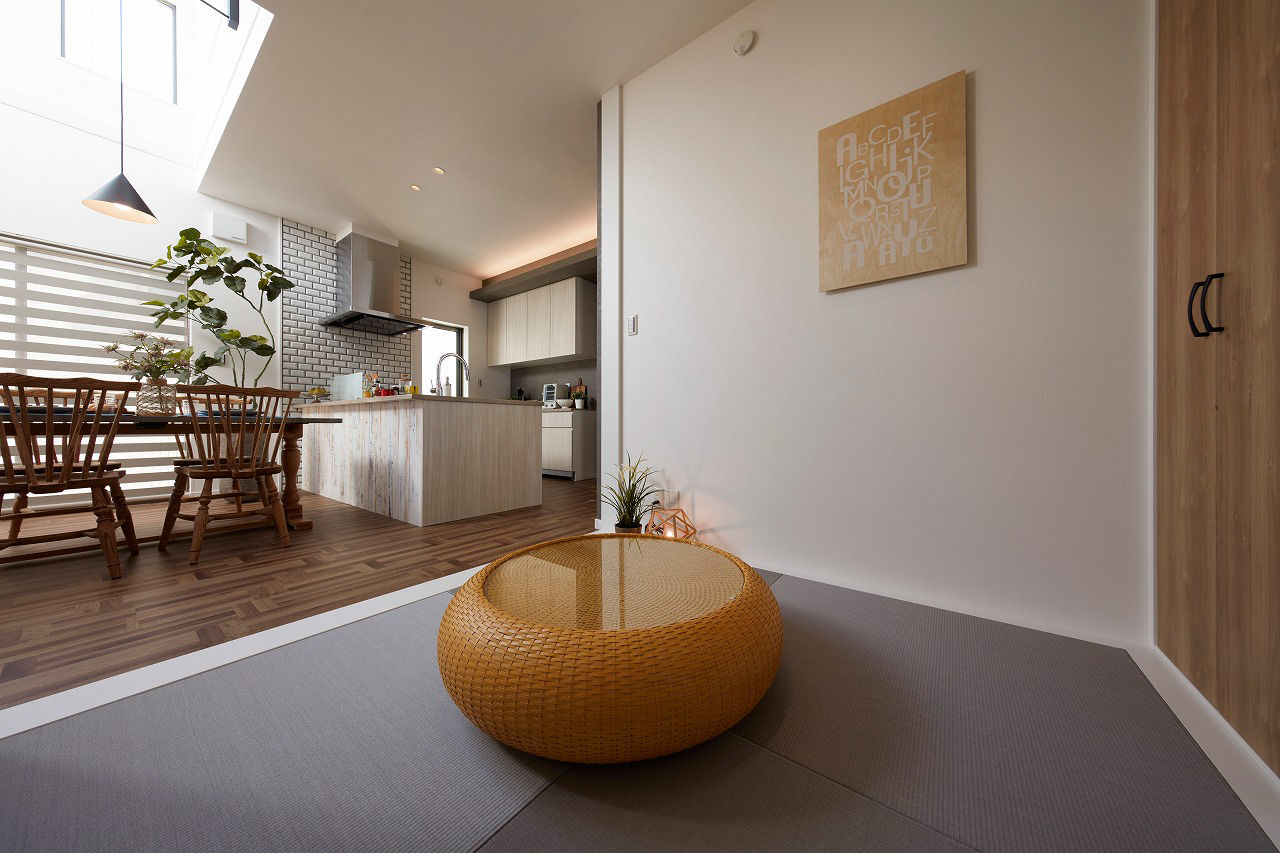 高橋開発の注文住宅 【大阪/2100万円台/2階建て/吹抜け/30坪/間取り図有】畳コーナーとLDKで20畳の自然光をたっぷり感じるお家の建築実例画像3