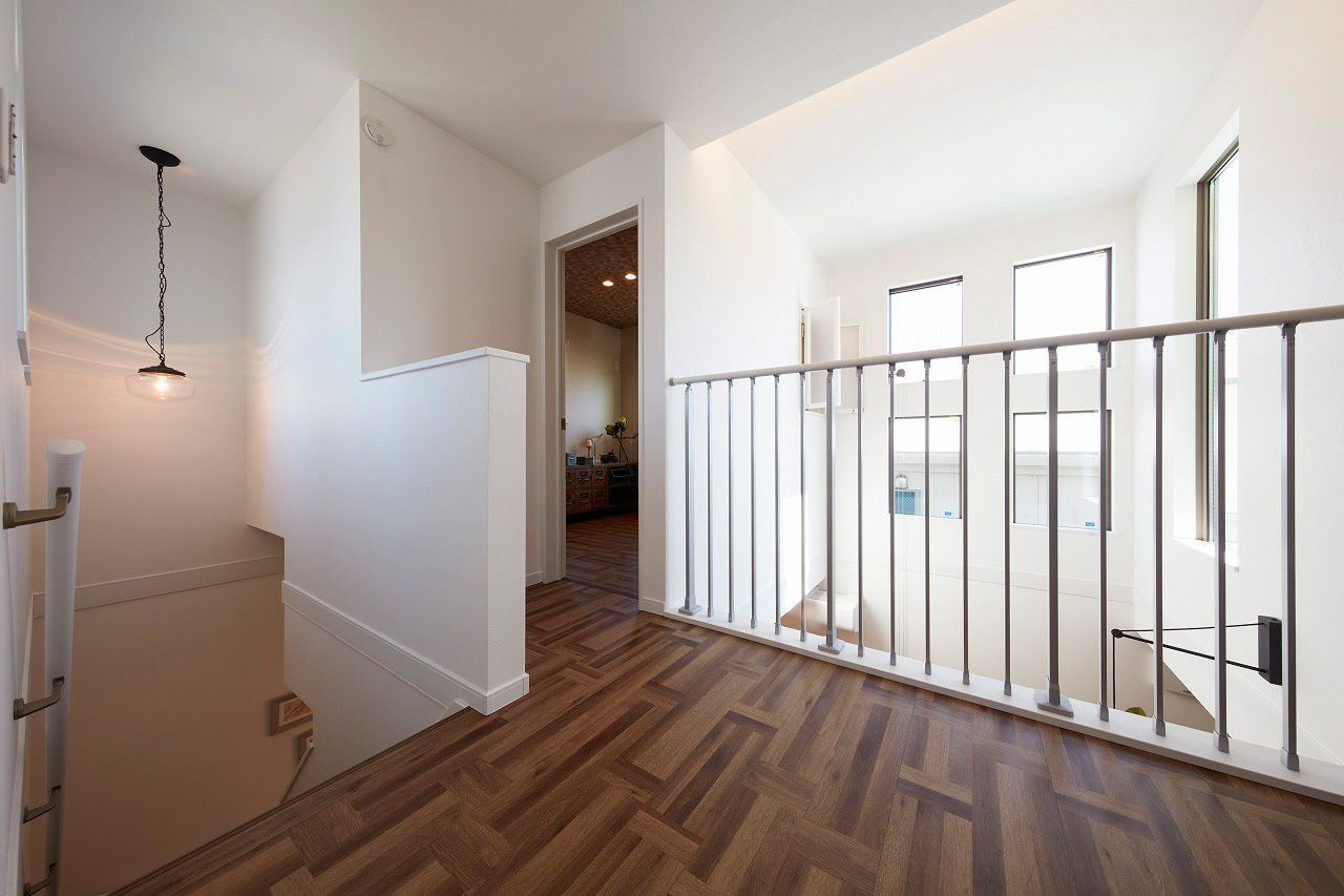 高橋開発の注文住宅 【大阪/2100万円台/2階建て/吹抜け/30坪/間取り図有】畳コーナーとLDKで20畳の自然光をたっぷり感じるお家の建築実例画像4