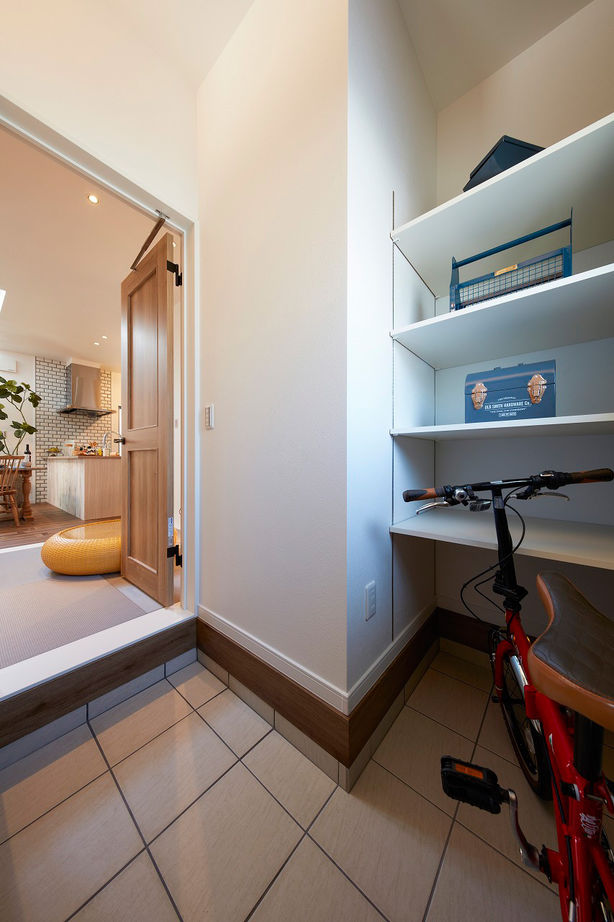 高橋開発の注文住宅 【大阪/2100万円台/2階建て/吹抜け/30坪/間取り図有】畳コーナーとLDKで20畳の自然光をたっぷり感じるお家の建築実例画像10