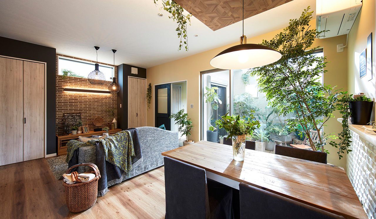 高橋開発の注文住宅 【大阪/1700万円台/ロジア/2階建て/ロフト/間取り図有】緑が映えるボタニカルな中庭のある30坪の家の建築実例画像2