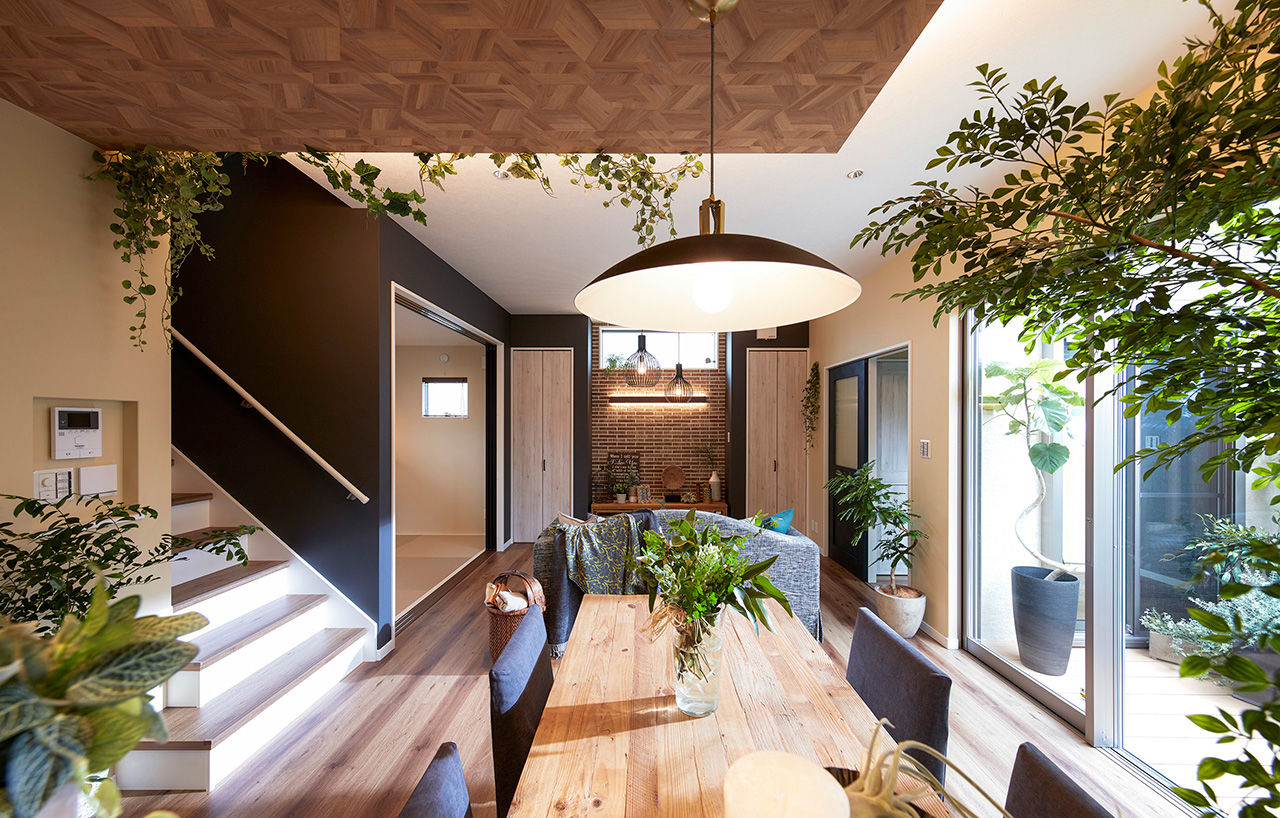 高橋開発の注文住宅 【大阪/1700万円台/ロジア/2階建て/ロフト/間取り図有】緑が映えるボタニカルな中庭のある30坪の家の建築実例画像3