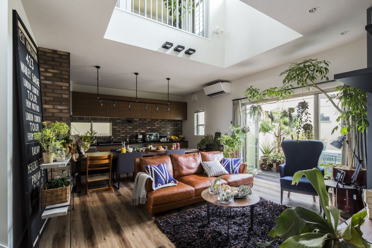 高橋開発の注文住宅 【大阪/2100万円台/吹き抜け/ロジア/間取り図有】プライバシー性の高い屋外空間とヴィンテージ感漂うお家の建築実例画像