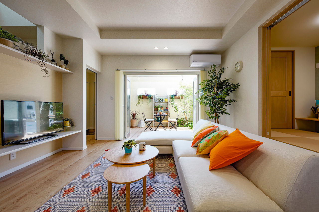 高橋開発の注文住宅 【大阪/2400万円台/吹抜け/延床36坪/間取り図有】天井高2.7ｍのLDKとファミリーロッカーのある収納充実な家の建築実例画像