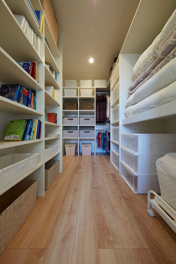 高橋開発の注文住宅 【大阪/2400万円台/吹抜け/延床36坪/間取り図有】天井高2.7ｍのLDKとファミリーロッカーのある収納充実な家の建築実例画像6