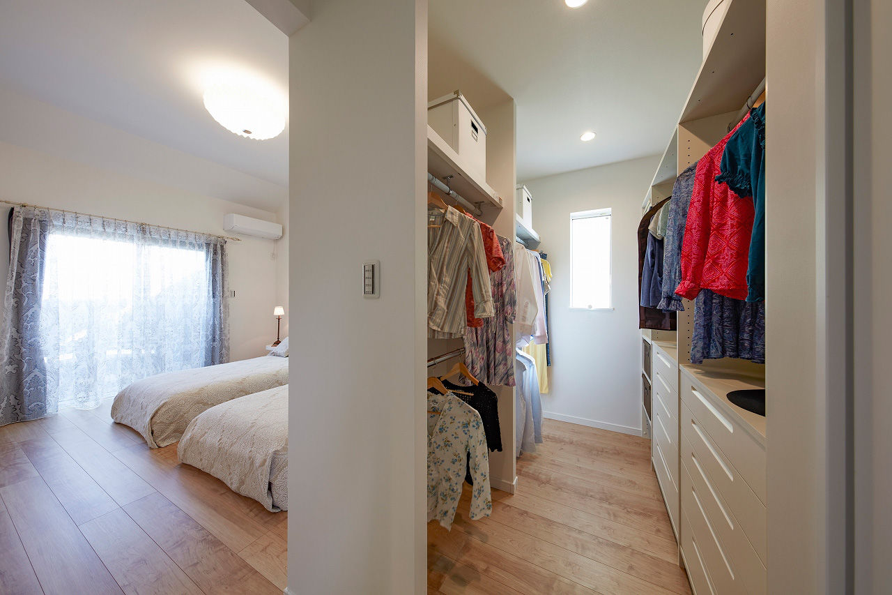 高橋開発の注文住宅 【大阪/2400万円台/吹抜け/延床36坪/間取り図有】天井高2.7ｍのLDKとファミリーロッカーのある収納充実な家の建築実例画像7