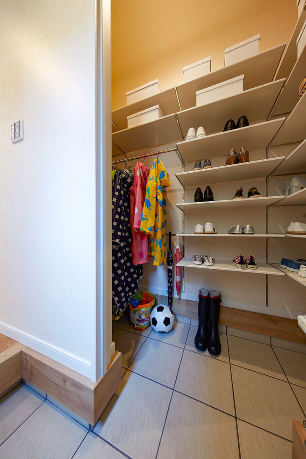 高橋開発の注文住宅 【大阪/2400万円台/吹抜け/延床36坪/間取り図有】天井高2.7ｍのLDKとファミリーロッカーのある収納充実な家の建築実例画像10