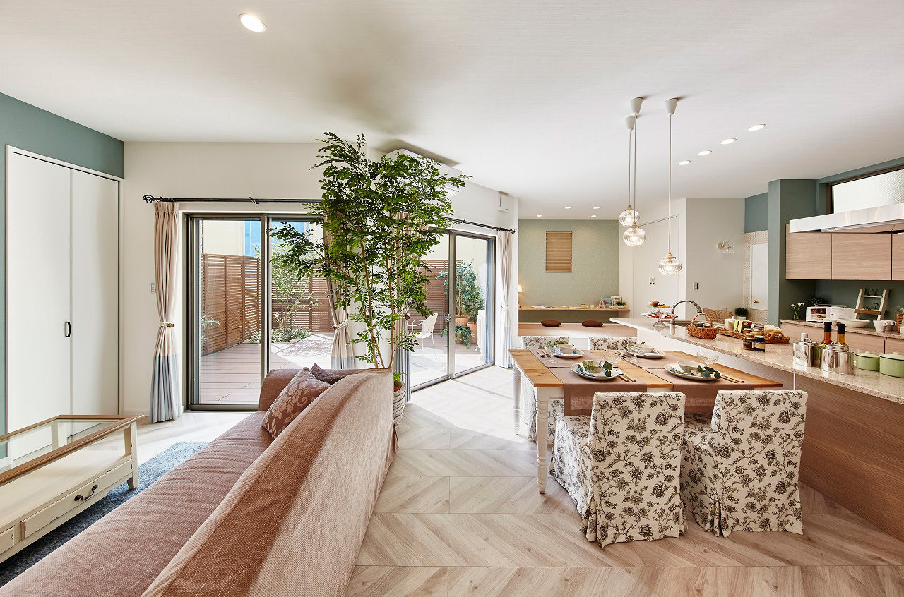 高橋開発の注文住宅 【大阪/2300万円台/中庭/延床33坪/間取り図有】土間収納やWICと収納充実でスッキリ暮らせる住まいの建築実例画像2