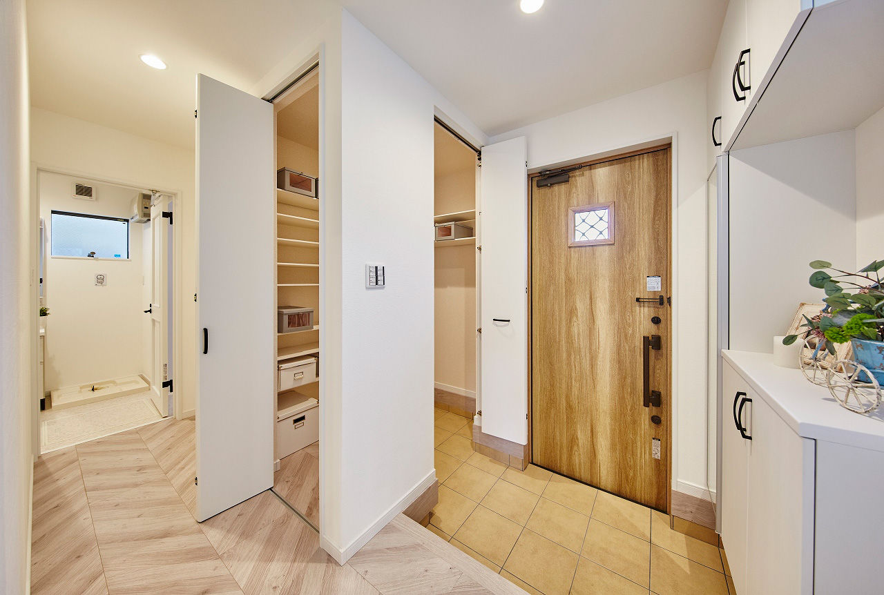 高橋開発の注文住宅 【大阪/2300万円台/中庭/延床33坪/間取り図有】土間収納やWICと収納充実でスッキリ暮らせる住まいの建築実例画像4