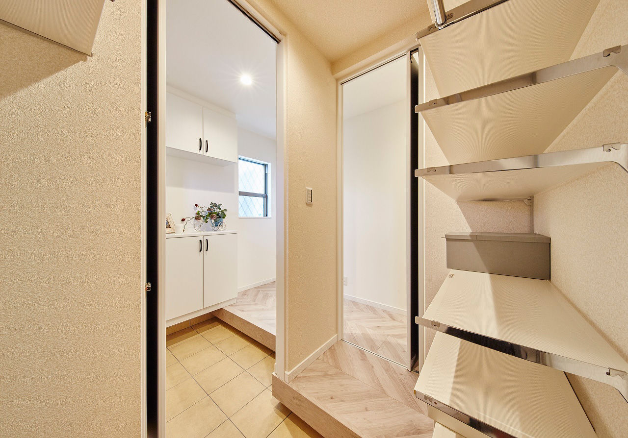 高橋開発の注文住宅 【大阪/2300万円台/中庭/延床33坪/間取り図有】土間収納やWICと収納充実でスッキリ暮らせる住まいの建築実例画像5