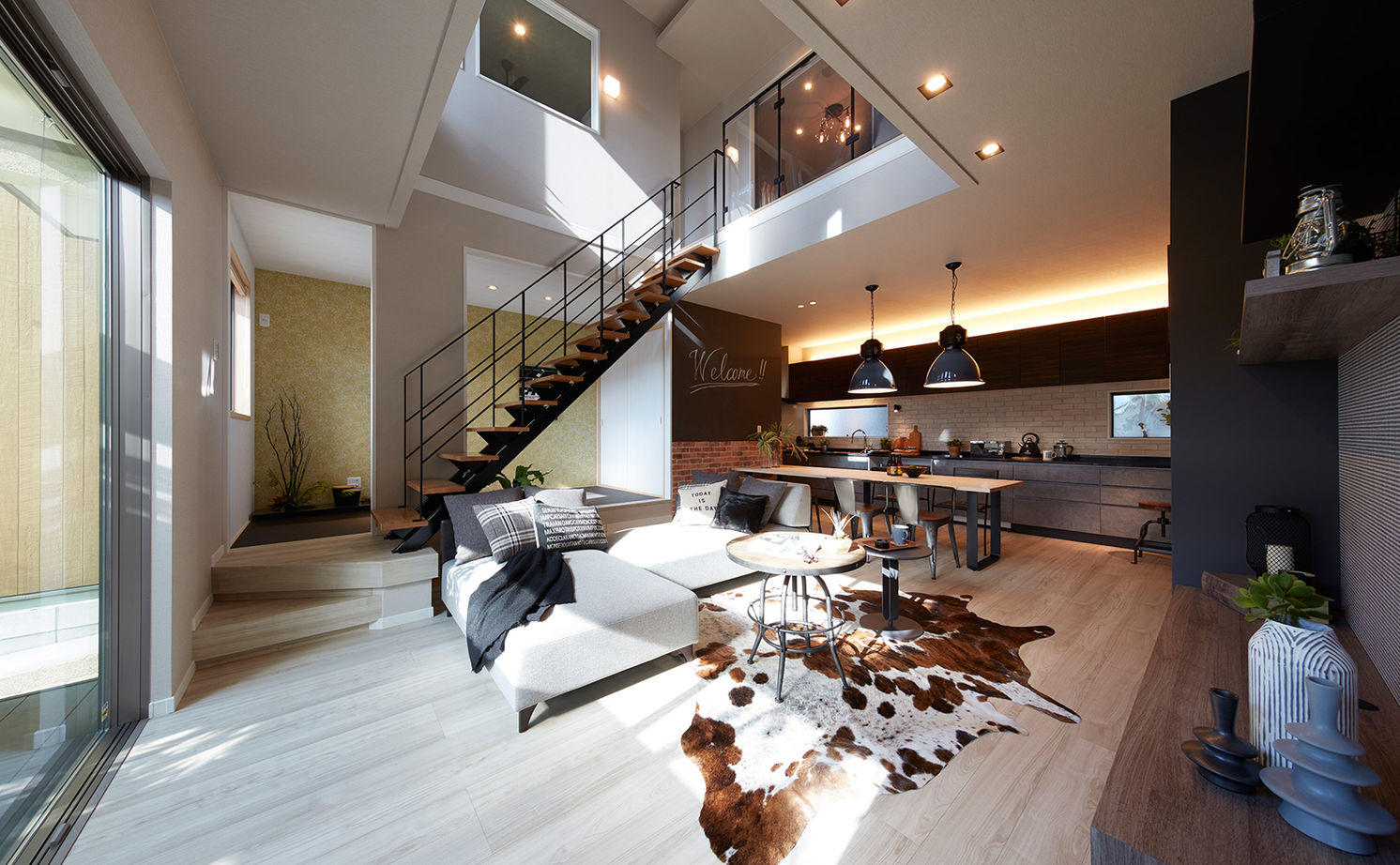 高橋開発の注文住宅 大阪/2200万円台/延床33坪/ロジア/間取り図有】吹き抜けとバルコニーでダイナミックな空間が目を惹く家の建築実例画像1