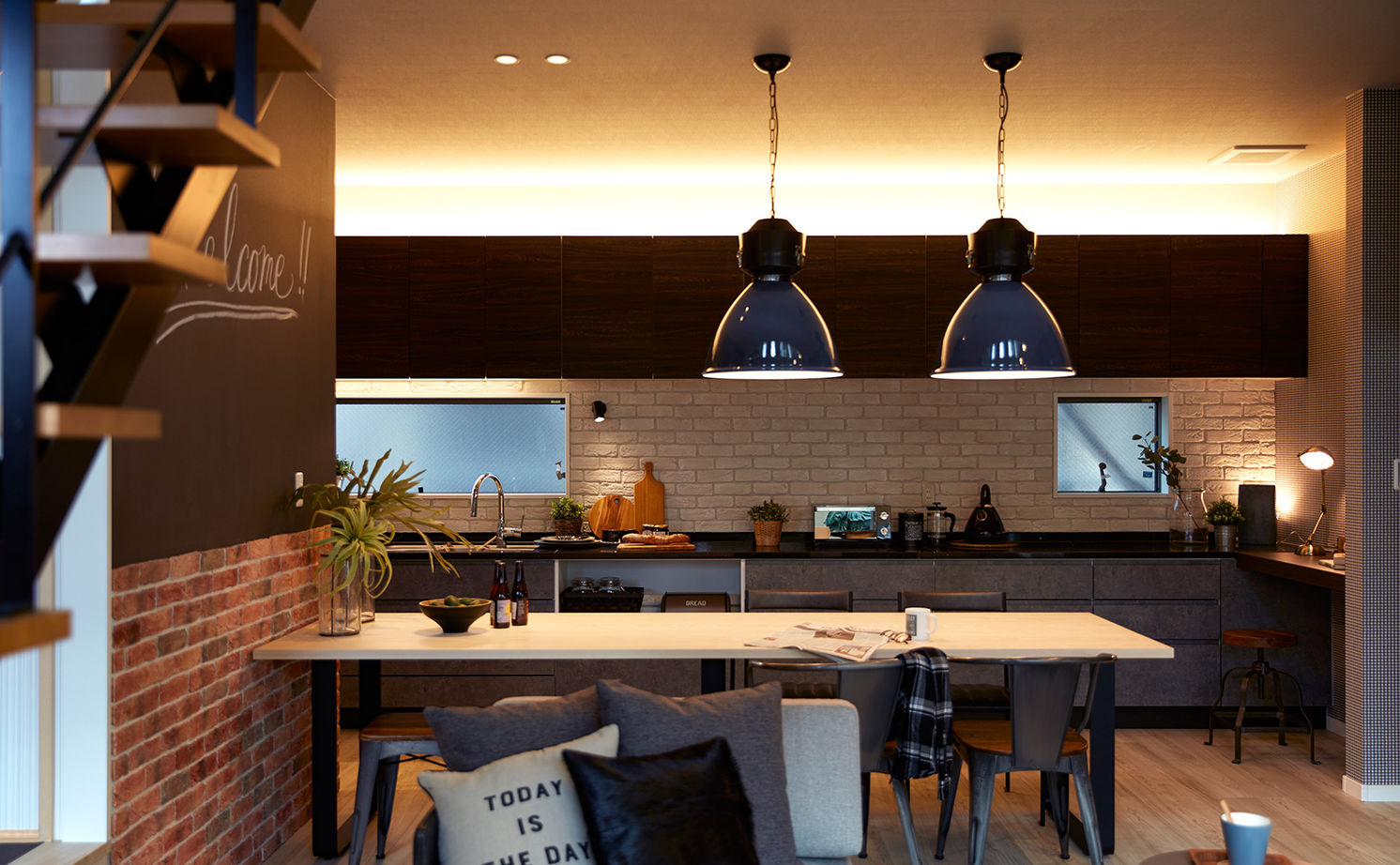 高橋開発の注文住宅 大阪/2200万円台/延床33坪/ロジア/間取り図有】吹き抜けとバルコニーでダイナミックな空間が目を惹く家の建築実例画像2