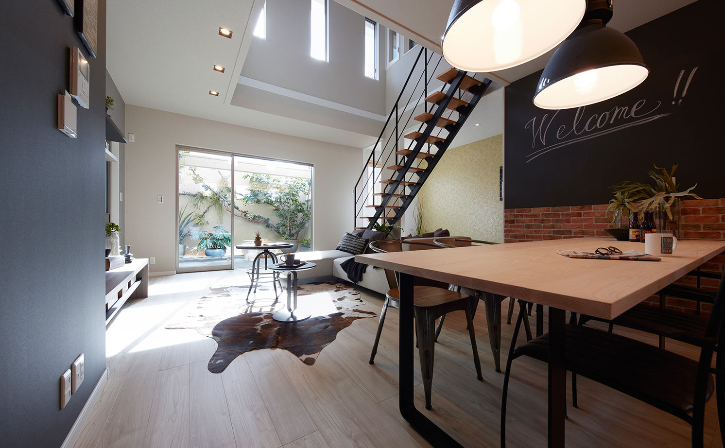 高橋開発の注文住宅 大阪/2200万円台/延床33坪/ロジア/間取り図有】吹き抜けとバルコニーでダイナミックな空間が目を惹く家の建築実例画像3