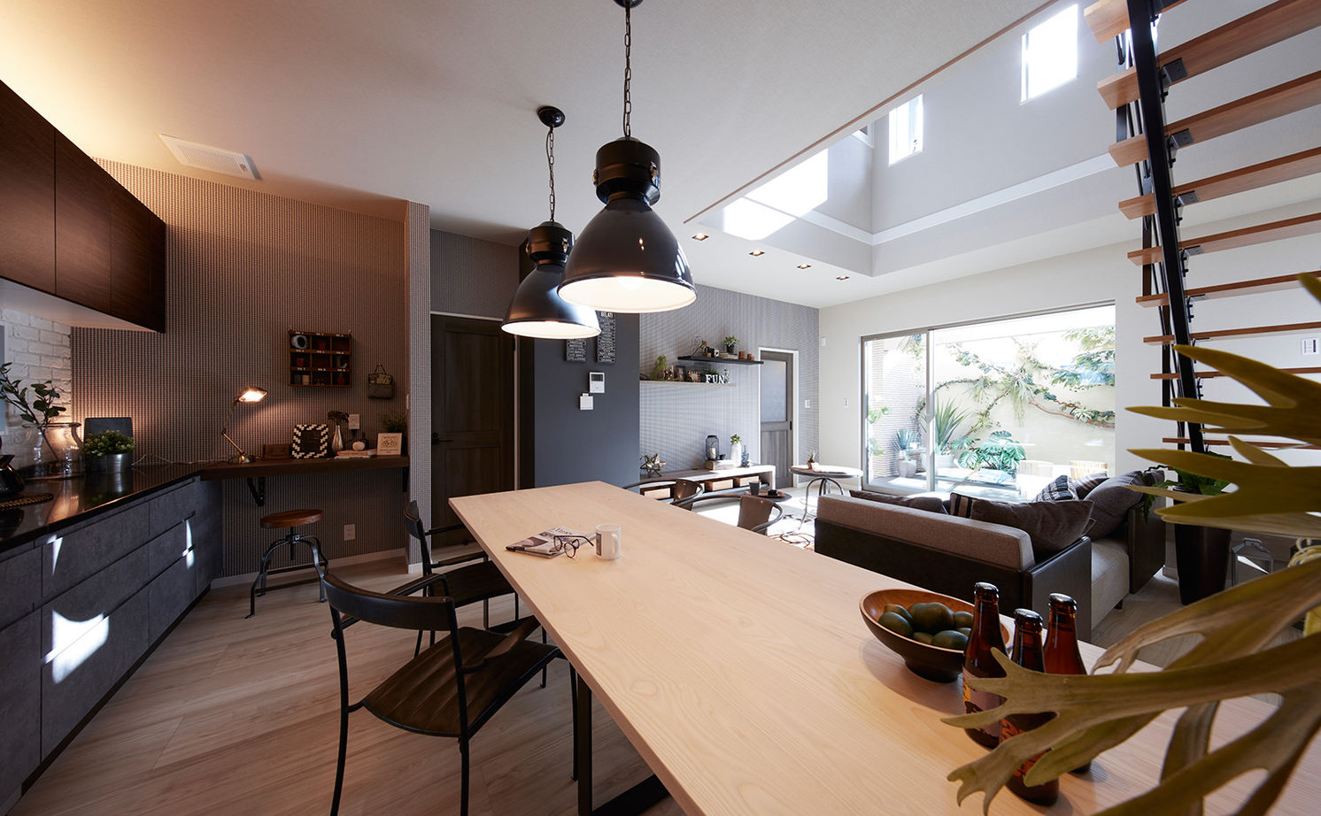 高橋開発の注文住宅 大阪/2200万円台/延床33坪/ロジア/間取り図有】吹き抜けとバルコニーでダイナミックな空間が目を惹く家の建築実例画像4