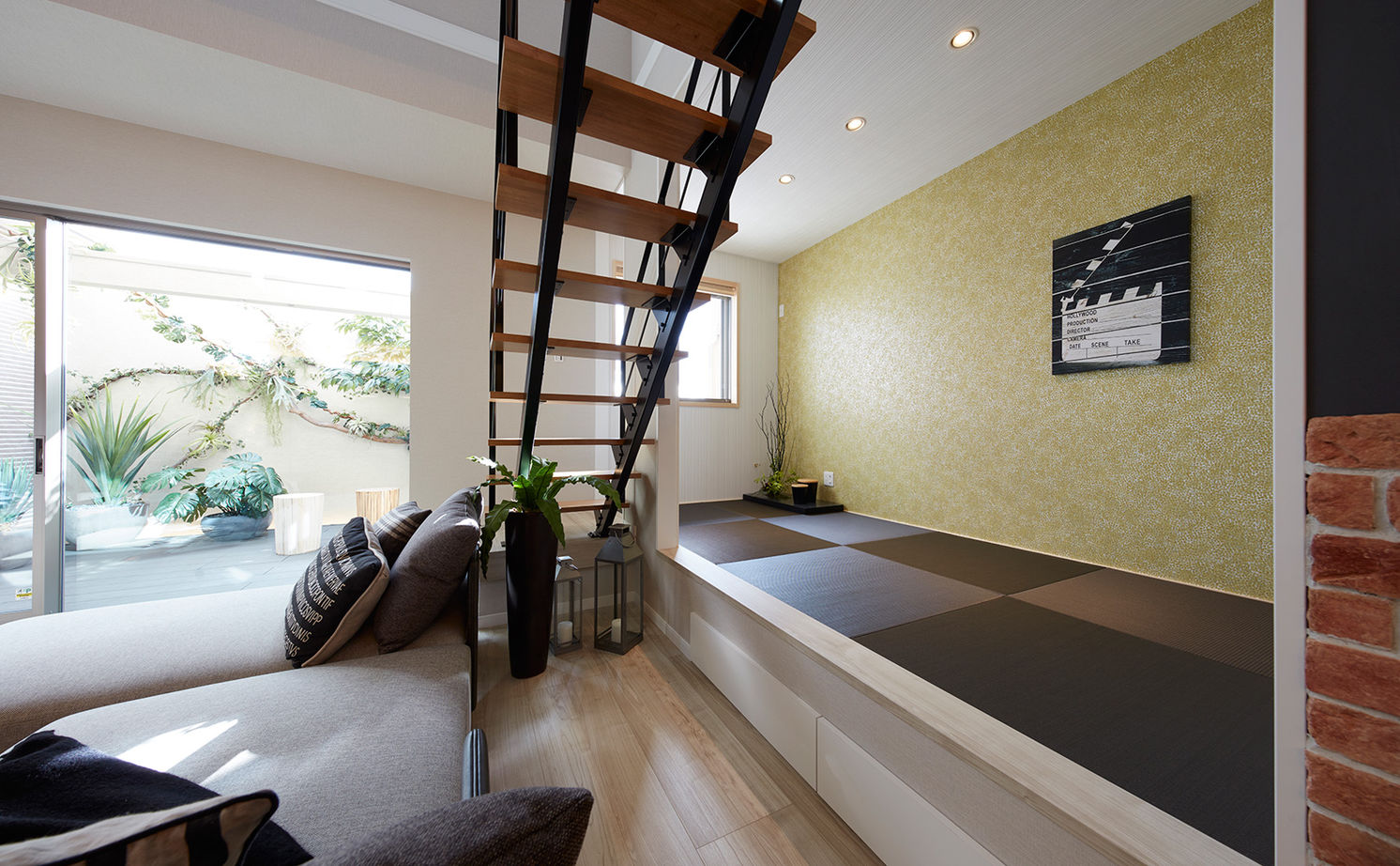 高橋開発の注文住宅 大阪/2200万円台/延床33坪/ロジア/間取り図有】吹き抜けとバルコニーでダイナミックな空間が目を惹く家の建築実例画像6