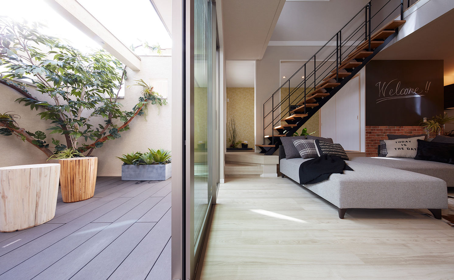 高橋開発の注文住宅 大阪/2200万円台/延床33坪/ロジア/間取り図有】吹き抜けとバルコニーでダイナミックな空間が目を惹く家の建築実例画像7