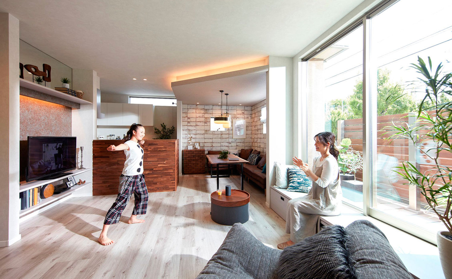 高橋開発の注文住宅 【大阪/2700万円台/延床33坪/間取り図有】広々リビングで家族それぞれが好きな時間を過ごせるくつろぎの家の建築実例画像2