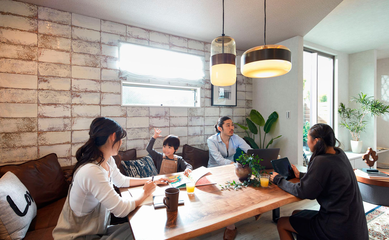 高橋開発の注文住宅 【大阪/2700万円台/延床33坪/間取り図有】広々リビングで家族それぞれが好きな時間を過ごせるくつろぎの家の建築実例画像3