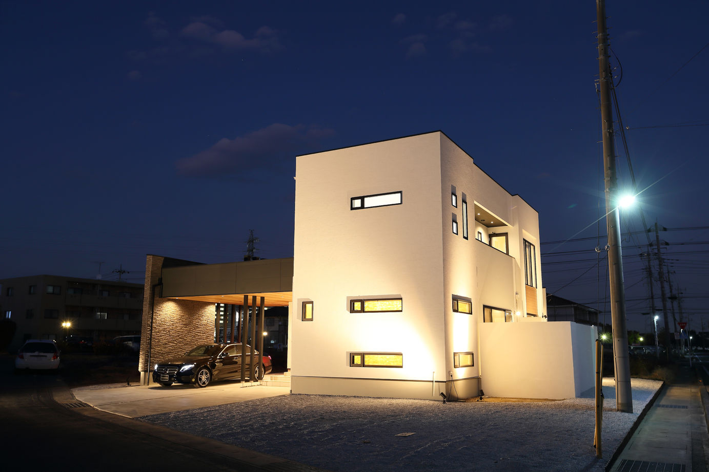 シブサワスタイル エントランス×ガレージのあるリゾートハウスの建築実例画像1