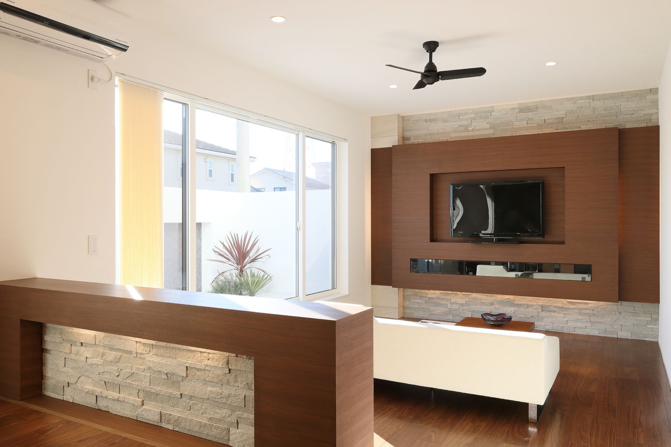 シブサワスタイル エントランス×ガレージのあるリゾートハウスの建築実例画像4