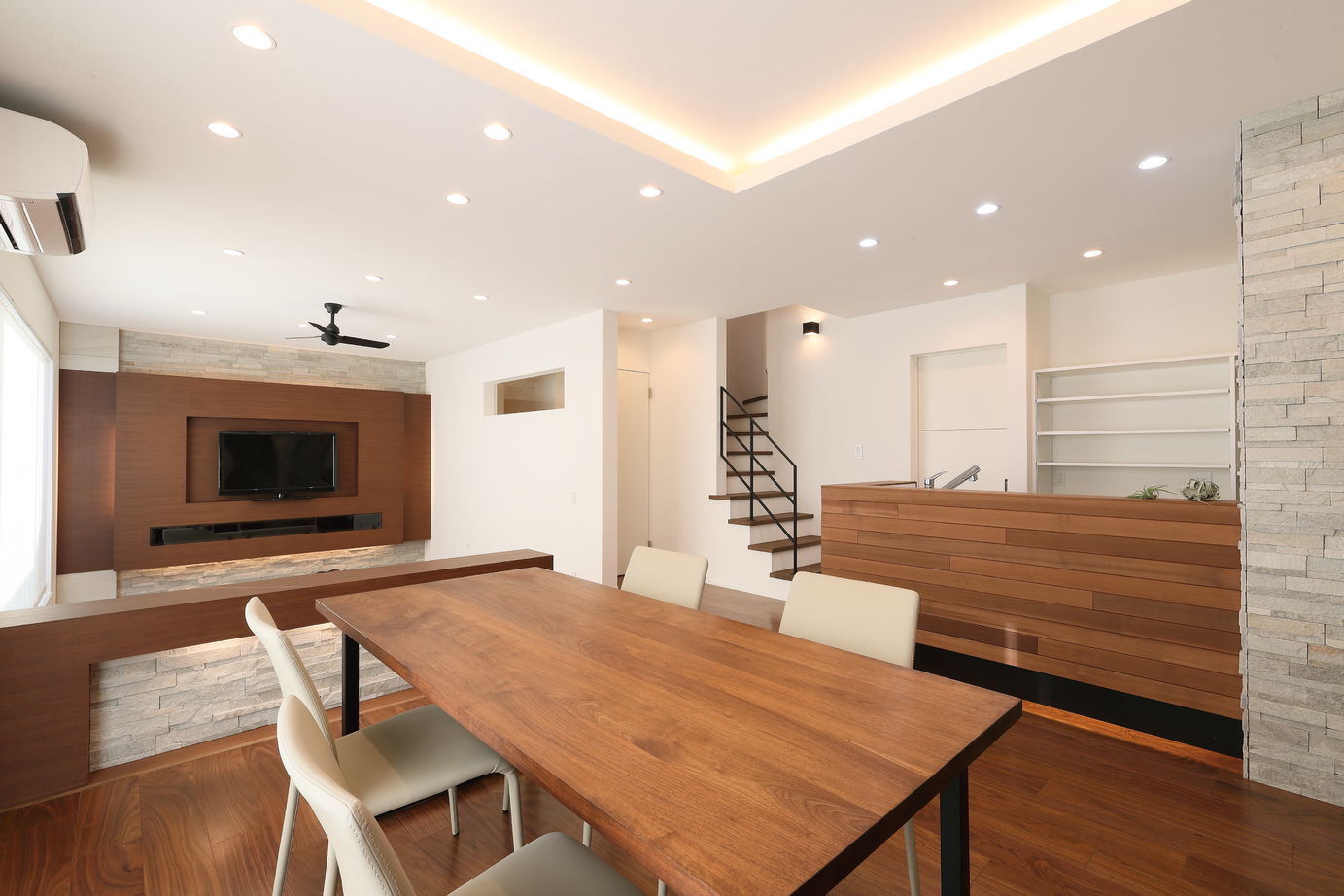 シブサワスタイル エントランス×ガレージのあるリゾートハウスの建築実例画像6