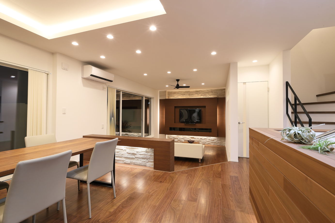 シブサワスタイル エントランス×ガレージのあるリゾートハウスの建築実例画像8