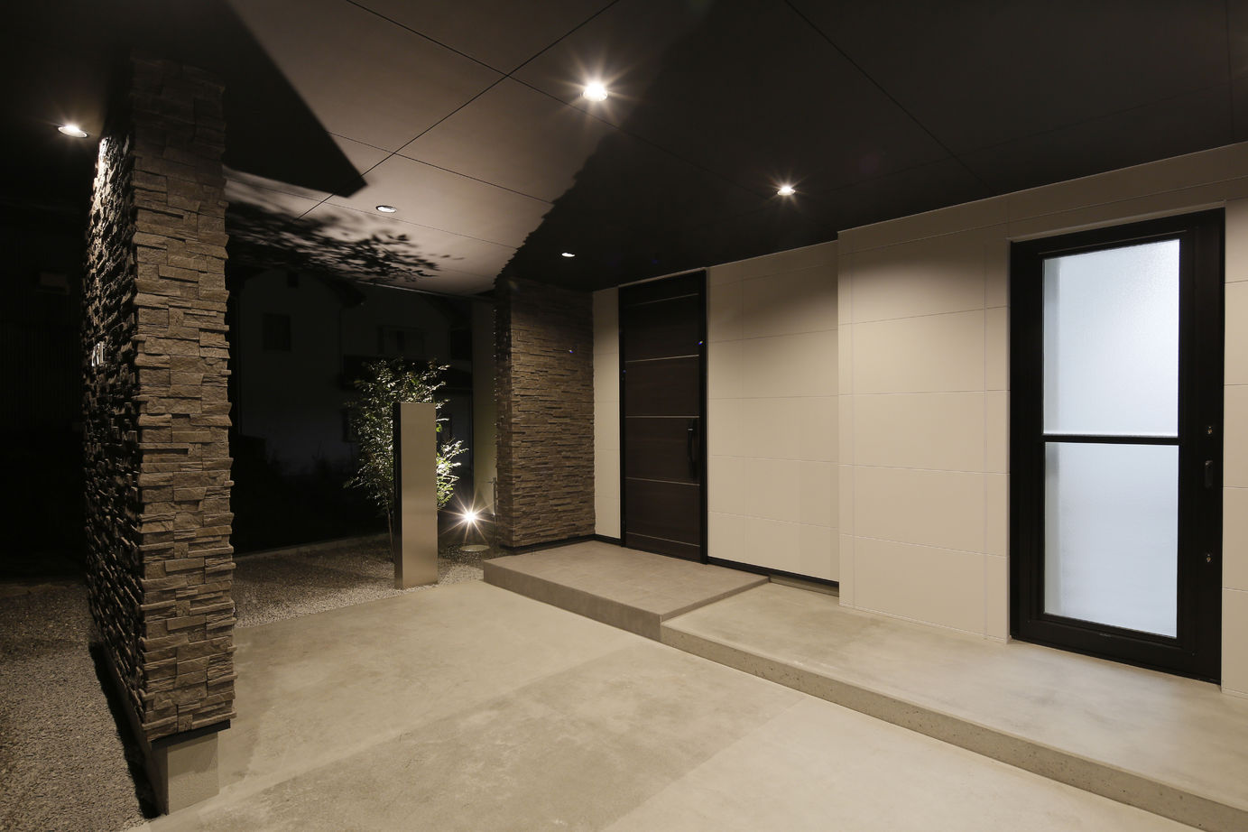 シブサワスタイル 傾斜地に佇む２世帯スキップフロアモダンハウスの建築実例画像2