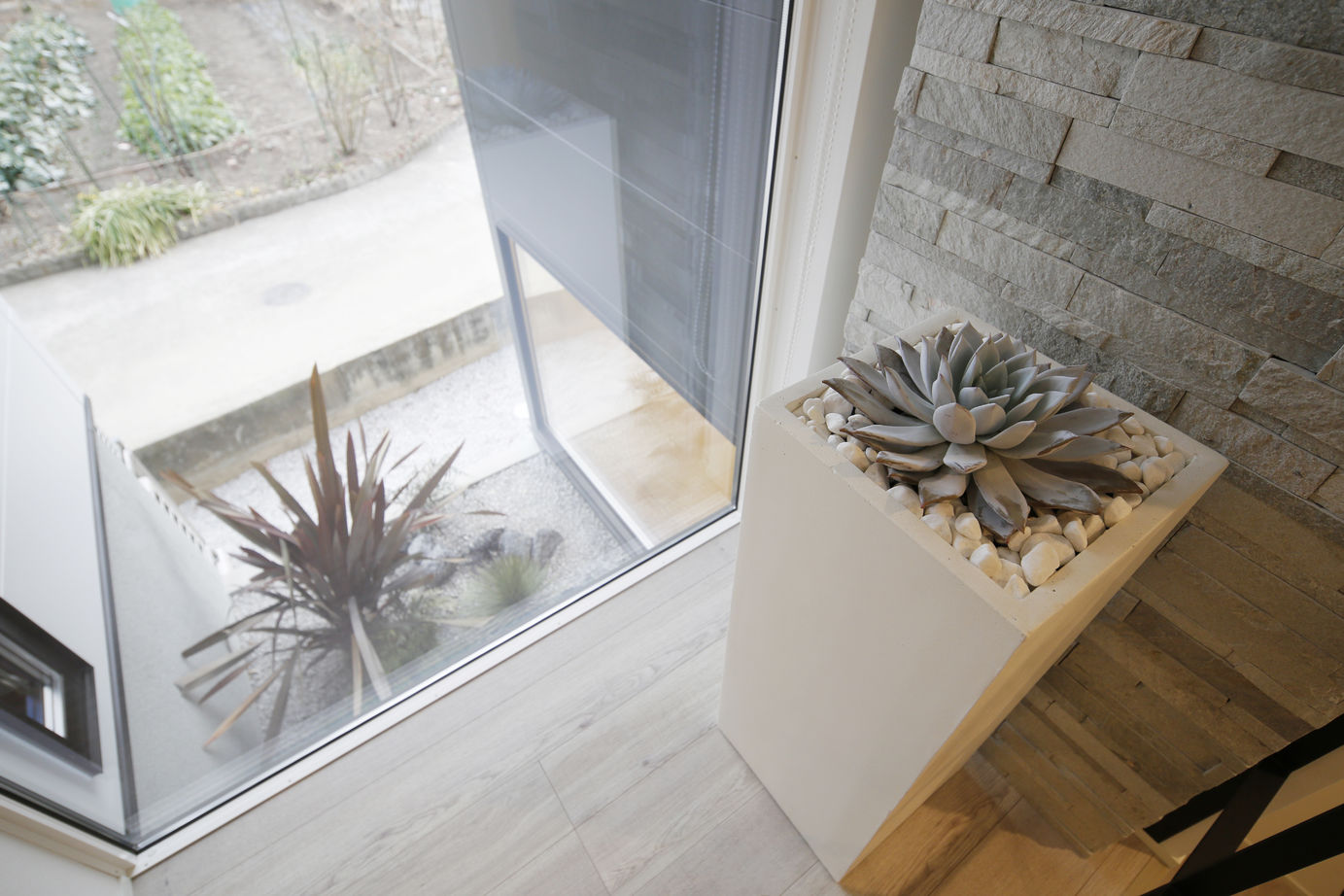 シブサワスタイル 傾斜地に佇む２世帯スキップフロアモダンハウスの建築実例画像4