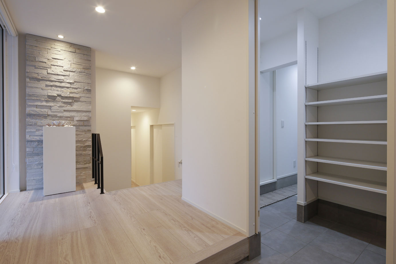 シブサワスタイル 傾斜地に佇む２世帯スキップフロアモダンハウスの建築実例画像5